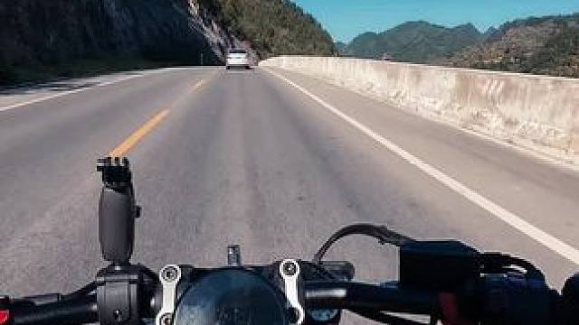 你们永远不懂吹着风骑着车看到的风景，空气中的气味和风中独属于自己的那份自由的感受不是言语能说出来的#