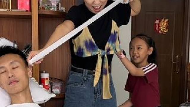 见过护犊子的，没见过这么护老子的 #搞笑家庭欢乐多 #漏风的小棉袄 #坑妈 #爸爸的小棉袄