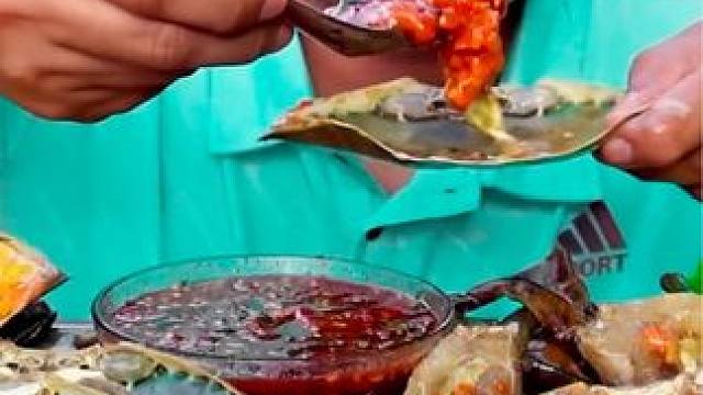 泰式满黄膏蟹️搭配鲜辣酱汁️ #泰国大叔#泰国美食 #泰国海鲜#泰国生吃海鲜 #泰国特色美食