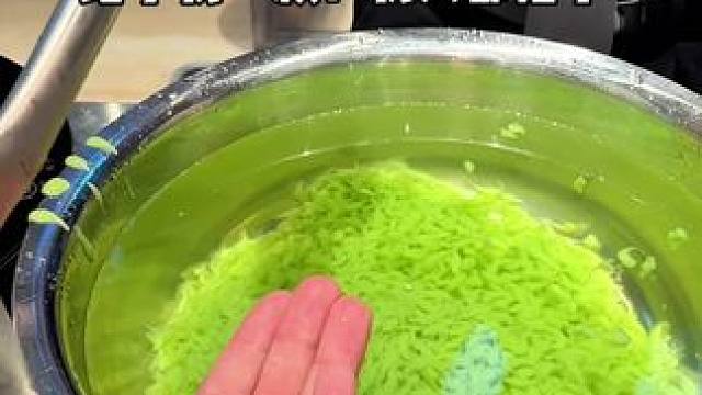 店员凉虾试吃直接倒我手上了….#街边小吃 #凉虾 #精神状态良好