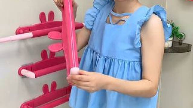 #可伸缩拖鞋架   凉鞋拖鞋用它收纳不占空间，还能当个#可伸缩毛巾架  使用，卫生间干净整洁多了#免