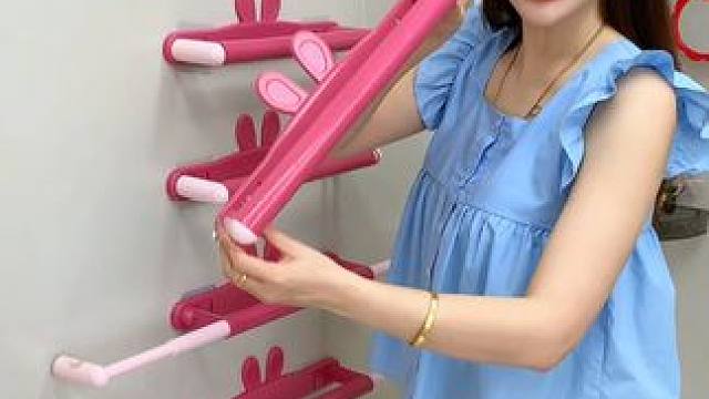 #可伸缩拖鞋架   凉鞋拖鞋用它收纳不占空间，还能当个#可伸缩毛巾架  使用，卫生间干净整洁多了#免