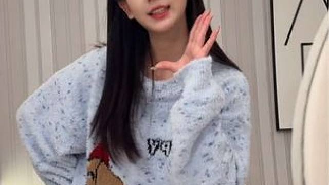 轻轻贴近你的耳朵～#甜妹 #这个冬天你离不开的保暖搭子 #今天穿什么 #宫蝶腊肠狗绒绒套装 #仙女必