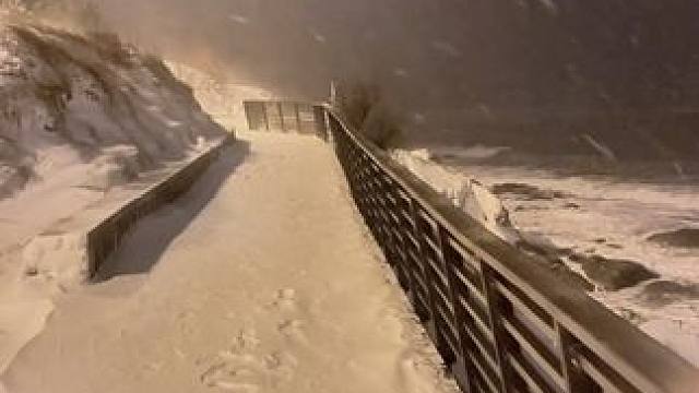 再看一次冬日的海就释怀.
#威海 #氛围感 #去年冬天