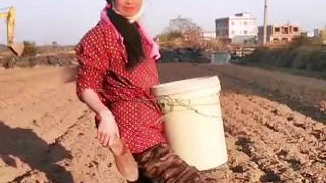 山卡卡里的农村大姐学费了开直播每天收获满满您还在恐播怕播不敢开播开播了不知说什么吗#记录真实生活 #