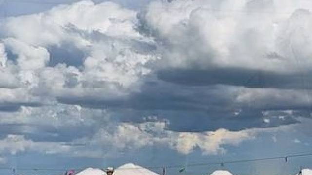 “见过车水马龙的城市 唯独爱这一望无际的草原” #治愈系风景 #草原