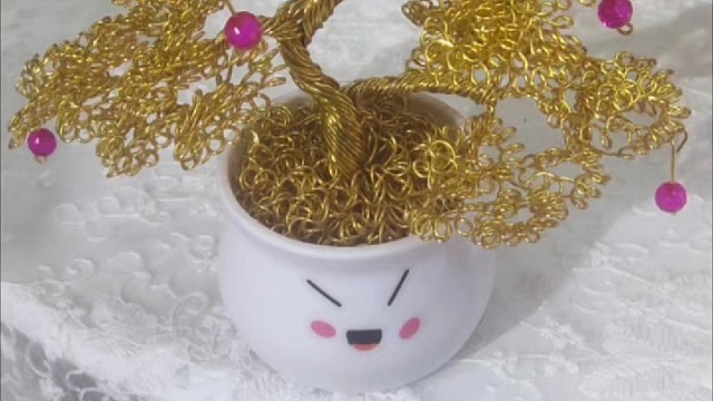 小伙制作小型发财树，大家发发发