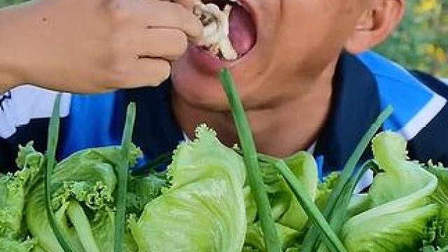 驴哥吃新鲜蔬菜酸辣料汁️凉拌墨鱼须 #泰国美食 #户外美食 #泰国生活 #美食