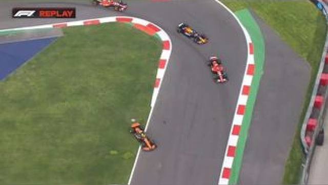 维斯塔潘又把诺里斯挤出赛道了 维斯塔潘故技重施，又把诺里斯挤出去了，这次被罚了。#维斯塔潘 #诺里斯