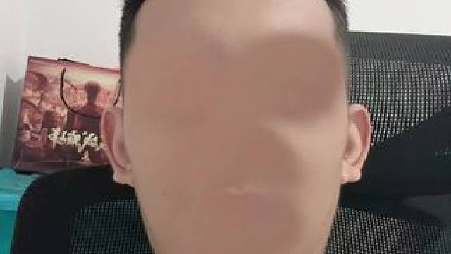 刀刻般精致的五官