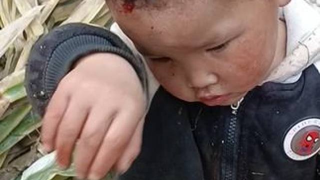 都说我带孩子太脏了，早上刚换的衣服来地里一会儿就脏了。#记录真实生活