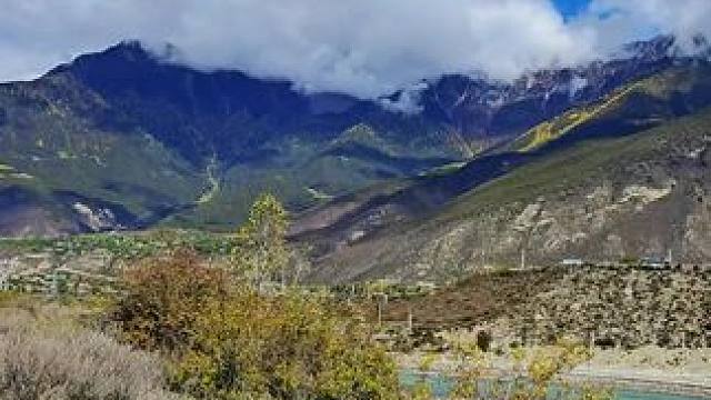 #来一场充满passion的旅行 #每一帧都是热爱 #你会为了拍一个镜头而长途跋涉吗 #秋天的西藏有