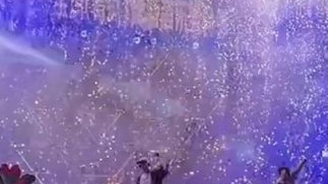 宝子们，震撼的烟花瀑布！ 夜幕下，璀璨的烟花瀑布如银河垂落，星光般洒满夜空。火光交织，宛如流动的星河