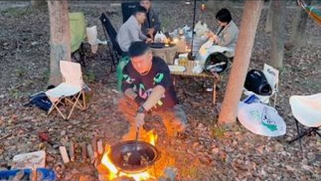 一不小心就到了大叔这个级别了，突然很怀念哥哥这个称呼。#秋天露营的正确打开方式 #户外露营 #鱼头炖