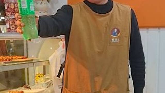 #挑战 ##栗子哥 #镇江 ，小朋友刷到我的视频说一定要来签定一下，证明书上学的张秉贵，果然没有让他