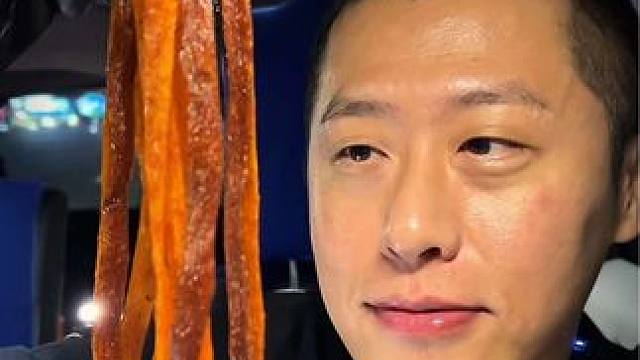 深夜小辣条好吃到停不下来 #辣条 #深夜放毒 #零食 #好吃到停不下来