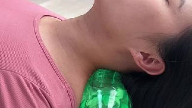 每天这样躺，脖子真舒服，倒入五十度左右的温水，每天两次枕它一二十分钟，没想到多年的颈椎不适被一个塑料