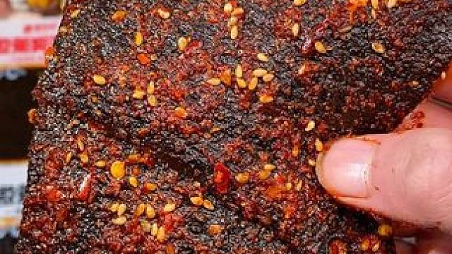 不愧是湖南人安利的辣条，真的又香又辣又好吃#零食推荐 #无辣不欢 #好吃到停不下来 #辣条