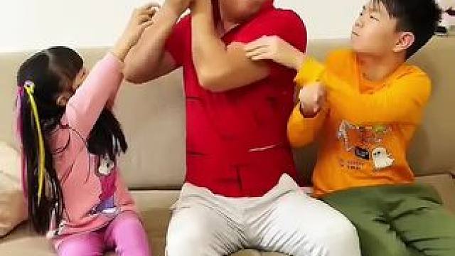 男子抢夺兄妹两人糖果，最后让人太解气了！ #哈哈哈娱乐一下 #是时候展现真正的技术了 #意想不到的结