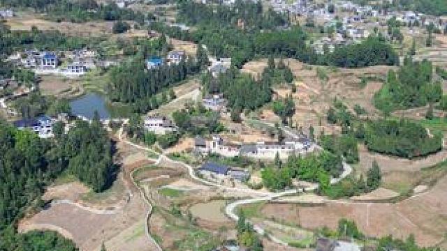 老家才是疲惫的解药，看得见山，望得见水，听得见鸟叫，闻得了花香。记住乡愁，即便走得再远家乡也是归宿（