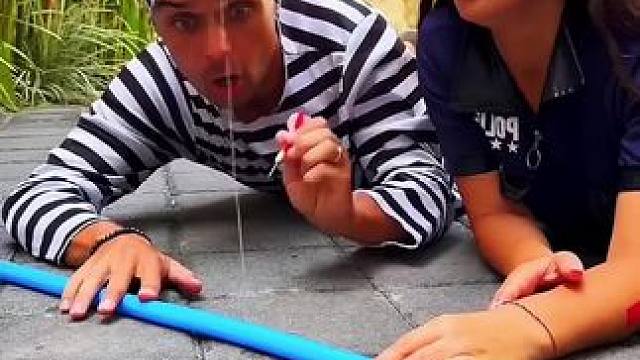 把水管扎漏出意外，美女最后直接看蒙了！ #是时候展现真正的技术了 #哈哈哈娱乐一下 #意想不到的结局