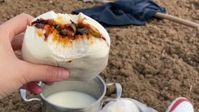 一到地头我就饿…..#田间地头 #妈妈的味道  #乡愁记忆 #农村生活