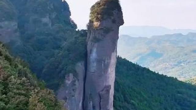 剑门关外的天然巨石元阳石#大自然的鬼斧神工 #悬崖峭壁上的风景 #自然奇观 #一帧中国·大美广元 #