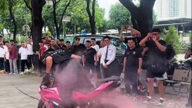 摩托车特技车手：扬帆 启航！#机车 #机车特技 #摩托车特技 #1991文创园 #风和自由