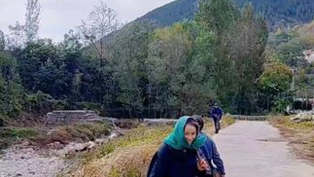 #农村生活 #老家在山区#大美章丘官庄篇（1163）下白秋村，去坡里干活的大娘。