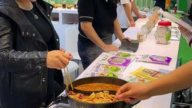 胖妹去重庆火锅节啦，好热闹！#妈呀太香了 #好吃到停不下来 #这一碗好过瘾 #火锅米线