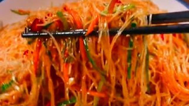 给大家分享凉拌粉丝的做法，赶紧做起来试试吧#懒人美食教学 #学会快去试试吧 #美食教程 #凉拌粉丝做