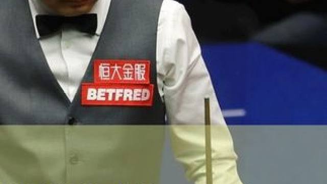 斯诺克经典！丁俊晖被逼无奈使出从天而降的杆法，全场欢呼！#打台球名场面 #斯诺克 #台球 #奥沙利文