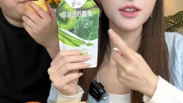 别跟表哥一样抱着啃蔬菜水果啦～有了简爱轻食酸奶简直不要太方便 #简爱#吃货必备#简爱轻食酸奶