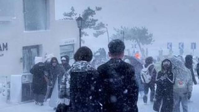 我约了个人 在海边飘雪的时候去看海.
#威海 #去海边看雪  #去海边看雪看海上的明月