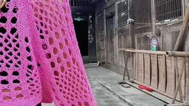 房前屋后找爹娘，再无声声唤而郎，独自一人泪两行！明知道这个家什么都没有了，还是日思夜想想回来看看，来