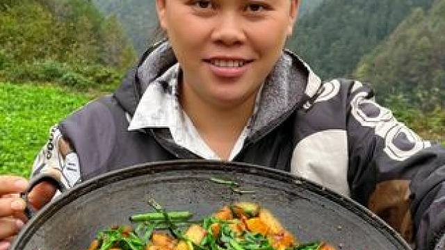 今天割了很多新鲜的蒜苗来炒肉吃 #美食 #农村生活 #美食分享 #我的乡村生活