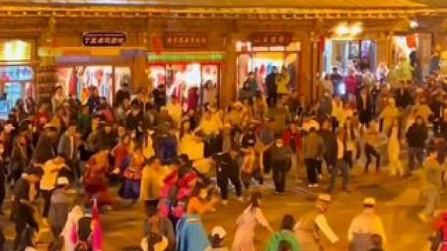 这里是云南香格里拉，一个去了还想在去的地方，当各族人民大团结在一起跳舞时，幸福感真的具象化了。#云南