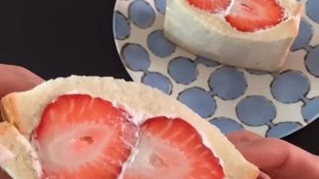 草莓酸奶三明治颜值也太好了吧 #一人食记 #懒人早餐拯救计划 #草莓 #希腊酸奶 #我的厨房日记