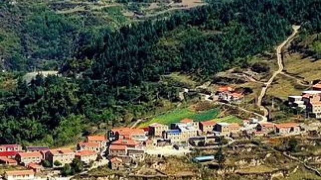 这是川西黑水县石碉楼乡的俄尔藏寨和远处的木须藏寨#传统村落 #台地文明 #山脊上的村寨 #宣传家乡旅