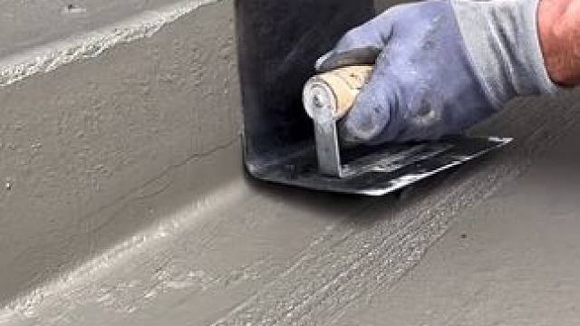 水泥地面的抹制过程。 #泥瓦匠 #泥瓦工抹水泥技术 #施工工艺 #现场施工 #工地施工