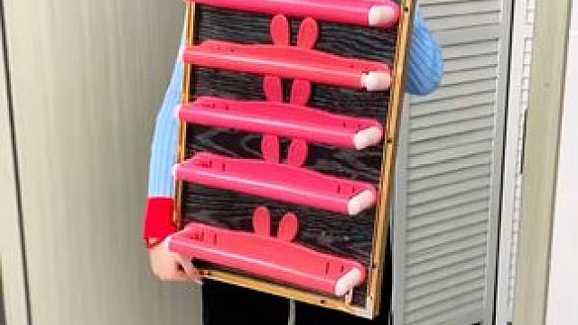 #可伸缩拖鞋架   凉鞋拖鞋用它收纳不占空间，还能当个#可伸缩毛巾架  使用，卫生间干净整洁多了#免