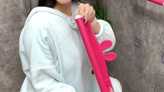 #可伸缩拖鞋架   凉鞋拖鞋用它收纳不占空间，还能当个#可伸缩毛巾架  使用，卫生间干净整洁多了#免