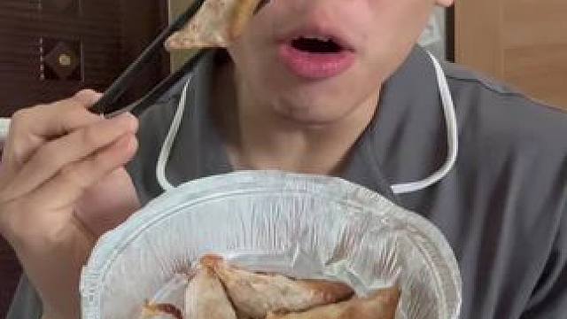 #鸡胸肉饺子 #饺子#低卡 #野人日记 这款饺子一个不到30卡，空气炸锅烤着吃更香更健康！