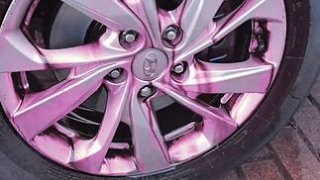 刹车产生的铁粉会吸附在轮毂和漆面上，要及时清理，不然会氧化轮毂和腐蚀漆面#汽车好物 #清洗轮毂