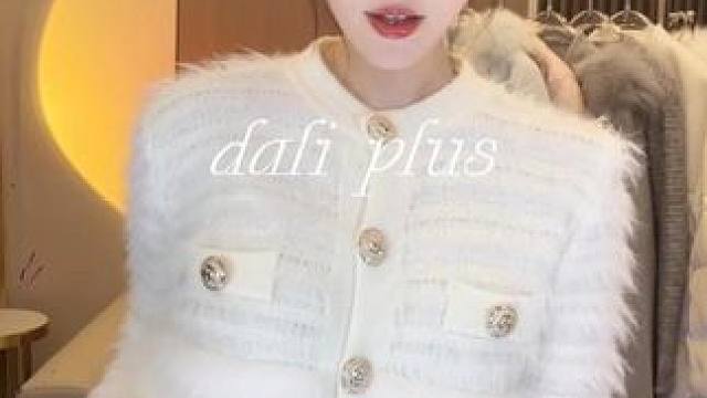 怎样才能穿出巴尔曼少女的气质？你的购物车里不能少了它 #小香风外套 #秋冬穿搭分享 #谁穿谁好看系列