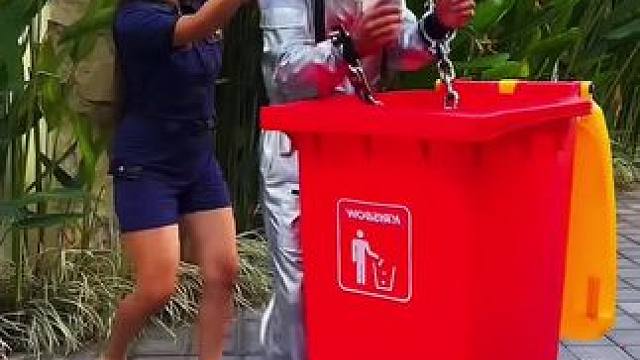 把蒙面坏人装进垃圾桶，这操作简直太解气了！ #是时候展现真正的技术了 #哈哈哈娱乐一下 #意想不到的