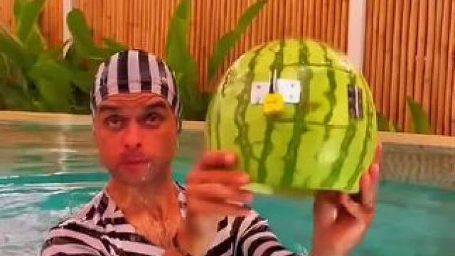 水池里藏的各类宝贝，男子最后看蒙圈了！ #是时候展现真正的技术了 #哈哈哈娱乐一下 #意想不到的结局