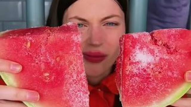 用冻西瓜吃出新花样，这吃法简直太独特了！ #哈哈哈娱乐一下 #意想不到的结局 #看一遍笑一遍 #老外