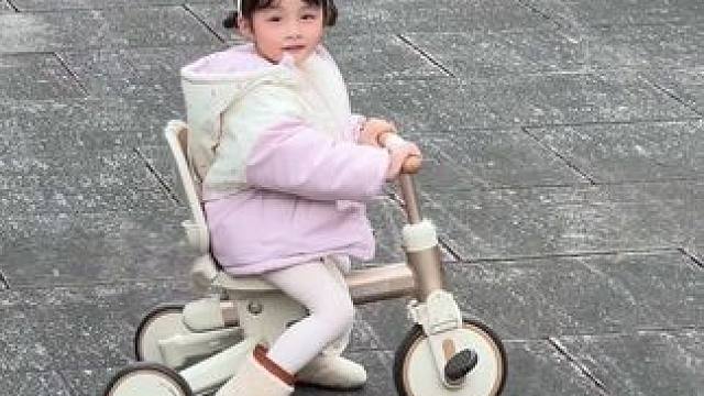 爱宠变形金刚车️姨姨们叔叔变幻了几个形态。小柠檬几分钟就会骑自行车了 #乐卡S3max #遛娃神器#