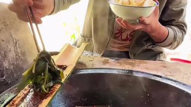 #我的乡村生活 #农村美食 #这就是农村的真实生活 
铁锅油烙饼猪肝野菜汤这也太香了吧